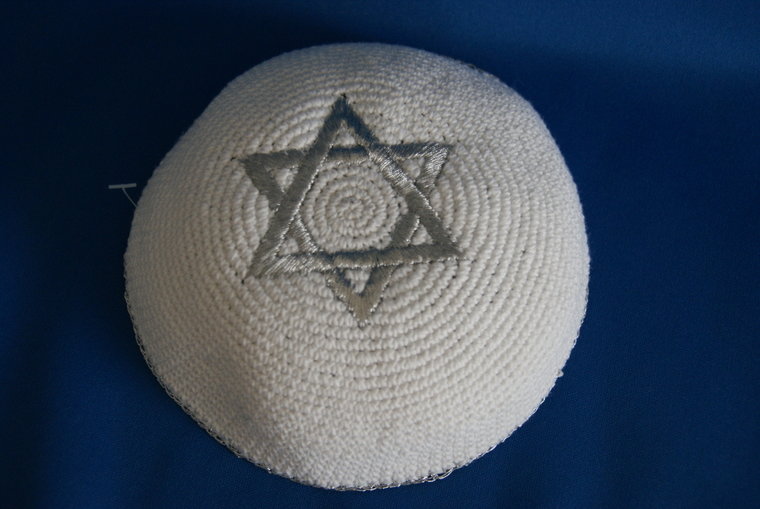 Keppeltje / kippah, wit gehaakt met in zilverdraad geborduurde