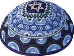 Keppeltje / Kippah van Yair Emanuel geborduurd met fantasiepatroon en Davidsterren in blauwtinten en zilver