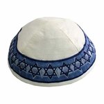 Keppeltje / Kippa van Yair Emanuel van witte ruwe zijde met in blauw geborduurde Davidsterren langs de rand