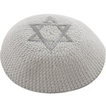 Keppeltje /  kippah, wit gehaakt met in zilver geborduurde Davidster 