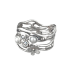 Handgemaakte zilveren stapelring set van 2 ringetjes met pareltjes en bewerkt met bloemetjes.