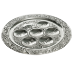 Prachtige Seder schaal, verzilverd. Bij elke uitsparing staat in Hebreeuws het gerechtje dat belangrijk is voor de Seder maalti