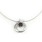 Granaatappelhangertje, Prachtig handgemaakt zilveren hangertje met garnet steentje, inclusief zilveren ketting uit het atelier 
