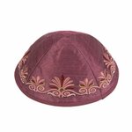 Keppeltje van Yair Emanuel. Ruwe zijde met geborduurde rand. Mooie vergrijsd roze / bordeaux rode kleur.