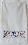 Gastendoekje van Yair Emanuel met borduursel met granaatappels en de tekst Shabbat Shalom in het Hebreeuws.