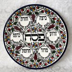 Seder schaal van Armeens aardewerk. De namen van gerechtjes staan in het Hebreeuws en Engels vermeld