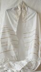 Prachtige grote Tallit (gebedsmantel) wit met gouden ingeweven strepen en borduursel van goud.  