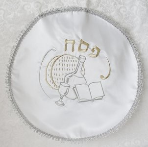 Mooie neutrale Matze cover van satijn met prachtig borduursel van het Hebreeuwse woord Pesach en Pesach items. 