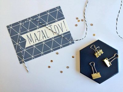 Ansichtkaart Mazal Tov (Gefeliciteerd) navy met grafisch design van Ahavah design