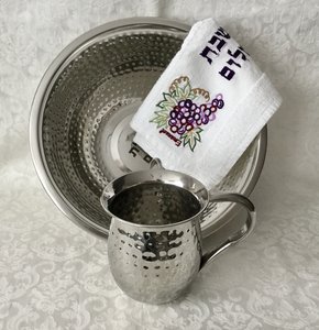 Mooie roestvrijstalen waskom met gehamerd design voor de rituele handwassing 
