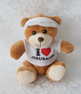 Lief beertje met wit Israël truitje en de tekst: I love Jerusalem en op de zonneklep: Jerusalem. 