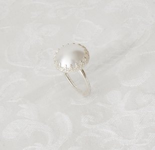 Handgemaakte ring zilver met 1 grote parel en sierlijke bewerking