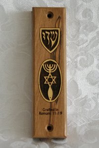 Mezuzah / Mezoeza met Messiaans Zegel van olijfhout small (inclusief passend niet-kosher documentje)