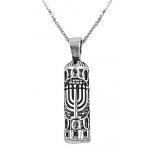 Mezuzah / Mezoeza zilveren hangertje met Menorah dessin waarin tussen de openingen een documentje zichtbaar is met de tekst uit Deut. 6:4 'Shema Yisrael...'