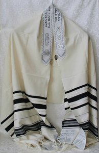Tallit (gebedsmantel) gemaakt van 100% wol, in gebroken wit met zwarte en zilveren strepen