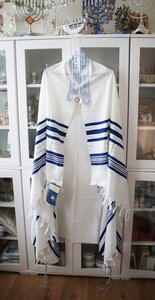 Tallit (gebedsmantel) gemaakt van 100% wol compleet met de blauwe Tzitzit draadjes aan de 4 hoeken.