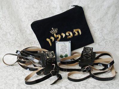 Tefilin set voor educatief gebruik in een zwart fluwelen tasje met het Hebreeuwse woord Tefilin (=gebedsriemen)