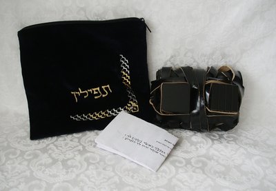 Complete koshere (Sephardisch) Tefilin set in een fluwelen tasje.