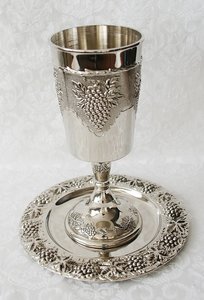 Grote verzilverde Kiddush beker / Beker van Elia met druivenrank dessin. 