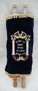 Extra groot formaat Torah Rol met luxe details zoals prachtig bewerkt hout met verzilverd beslag en donkerblauw geborduurde fluwelen mantel.