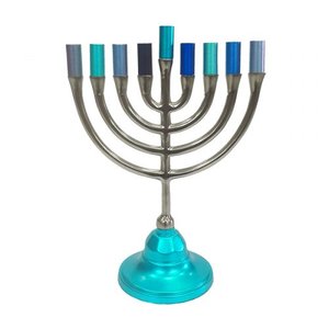 Chanukah Menorah, mooi uitgevoerde Chanoekia van Yair Emanuel uitgevoerd in mat zilverkleur met cups in verschillende blauwtinten