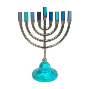 Chanukah Menorah, mooi uitgevoerde Chanoekia van Yair Emanuel uitgevoerd in mat zilverkleur met cups in verschillende blauwtinten