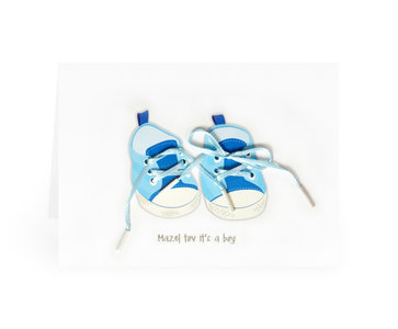 Felicitatiekaart, met Hebreeuws/Engelse tekst en blauwe schoentjes met losse satijnen veters voor de geboorte van een Jongen