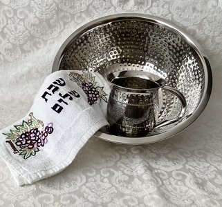 2-delige set voor de rituele handwassing: roestvrijstalen gehamerde waskom + gehamerde kan met bloemdecoratie en 2 handvatten