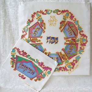 Pesach set van Yair Emanuel (100% zijde) versierd met hand geschilderde kronen in prachtige kleurschakering.