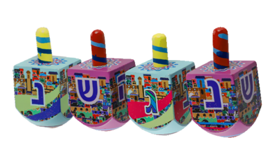 Dreidel van hout met leuke decoratie 4,5 cm hoog. Deze leuke dreidels worden assorti geleverd en u kunt op de foto zien hoe ze eruit zien