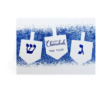 Mooie dubbele Chanukah / Chanoeka kaart met dreidels en blauwe glitters en de Engelse tekst: Happy Chanukah