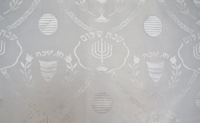 Tafelkleed, wit voor Shabbat of de Bijbelse feestdagen. Afmeting 240 x 145 cm.