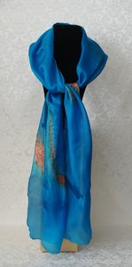 Puur zijden kobaltblauwe sjaal gevlamd met goudtinten, handgeverfd in de studio van Yair Emanuel in Jeruzalem.
