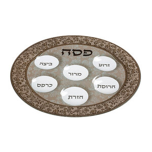 Seder schaal van gehard glas met mooie decoratie in bruintinten. De namen van gerechtjes staan in het Hebreeuws vermeld