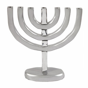 Prachtige Aluminium 7-armige Menorah van Yair Emanuel in zilverkleur. 