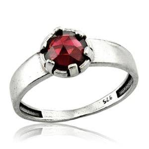 Handgemaakte ring van iets gehamerd zilver met een garnet steen.