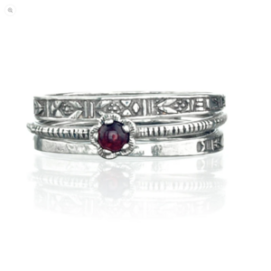 Handgemaakte zilveren stapelring set met 3 ringetjes en een klein garnet steentje