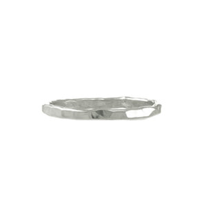 Handgemaakt ringetje van gehamerd zilver.