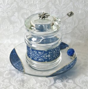 Honingpotje, schattig handgemaakt potje op schotel in 'Israël' blauw dessin uit de collectie van Lily Art