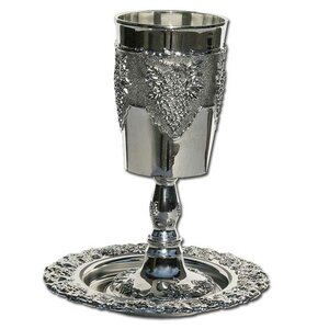 Grote verzilverde Kiddush beker / Beker van Elia met druivenrank dessin. 