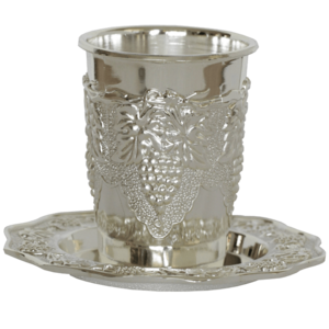 Kiddush beker zonder voet met druivenranken.