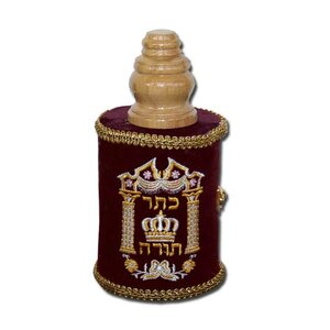 Torah Rol, Sefardische Torah rol extra luxe door de prachtige versiering met kroontjes en de luxe uitvoering van de mantel, inclusief jadje