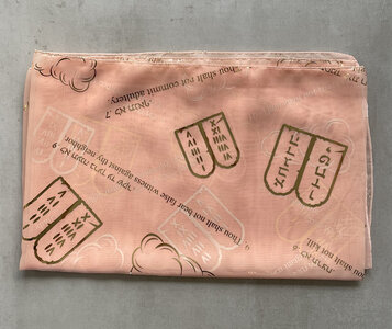 Sjaal uit Israel van zalm-roze voile bedrukt met Bijbels thema: de 10 geboden.