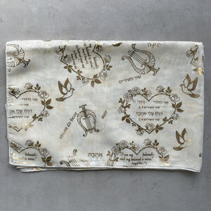 Sjaal uit Israel van witte voile bedrukt met Bijbels thema uit Hooglied.