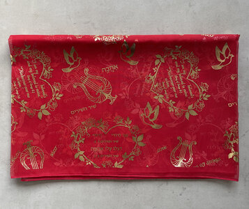 Sjaal uit Israel van rood voile bedrukt met Bijbels thema uit Hooglied.