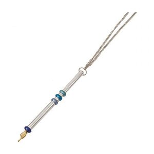 Jadje, mooi Jadje van zilverkleurig metaal met ringetjes in verschillende blauwtinten en verguld handje. Jadje van Yair Emanuel.