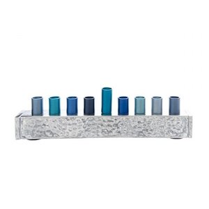 Chanukah Menorah, Chanoekia van Yair Emanuel uitgevoerd in gehamerd metaal in zilverkleur met blauwe kleuren