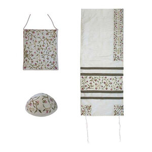 Tallit Set, een prachtige set voor dames met geborduurde bloemen uit de studio van Yair Emanuel
