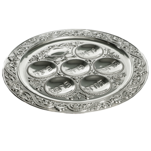 Prachtige Seder schaal, verzilverd. Bij elke uitsparing staat in Hebreeuws het gerechtje dat belangrijk is voor de Seder maaltijd.