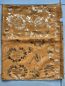 Sjaal uit Israël van gele voile bedrukt met Bijbels thema uit Hooglied.